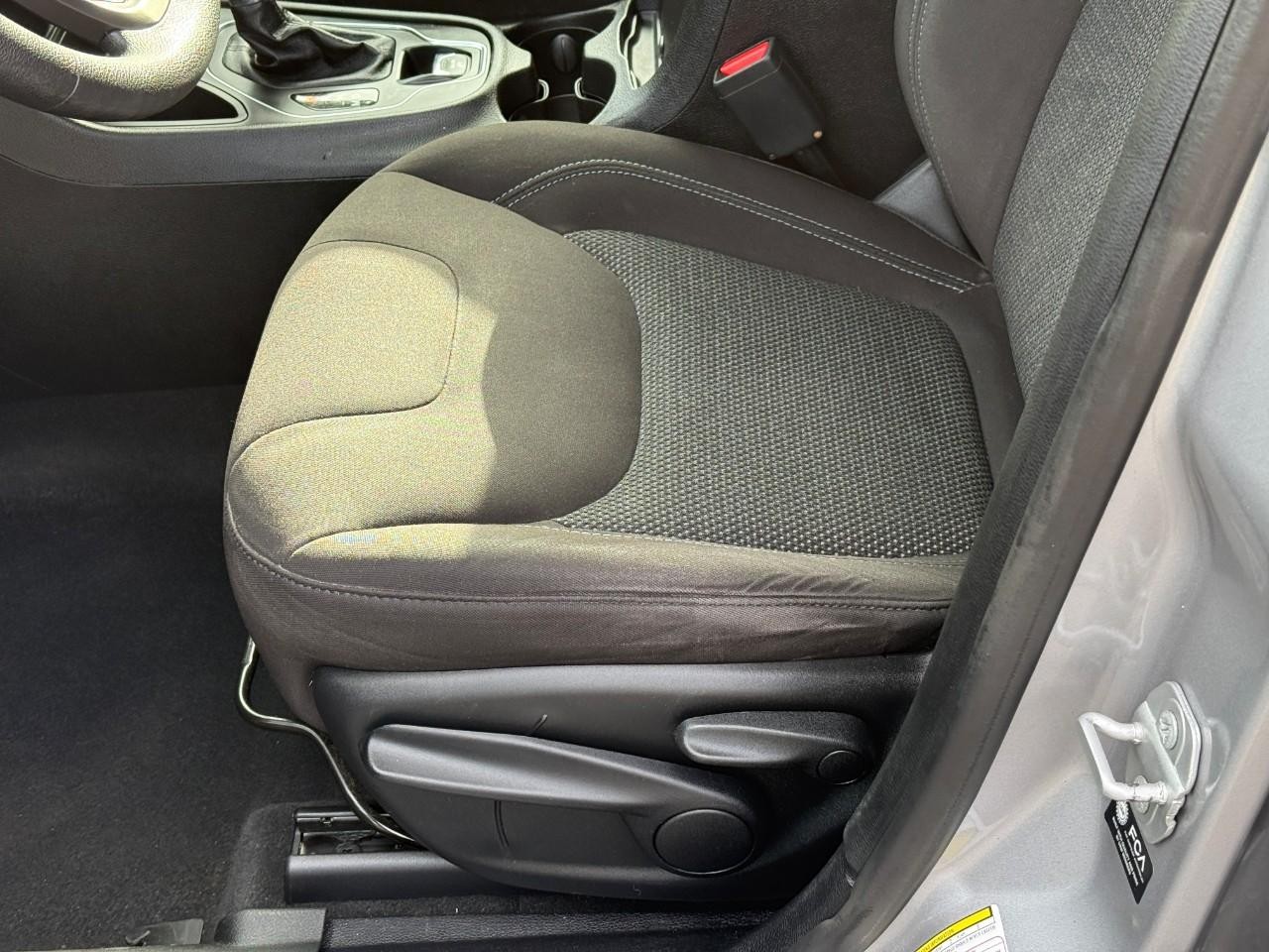 Jeep Cherokee Vehicle Full-screen Gallery Image 16