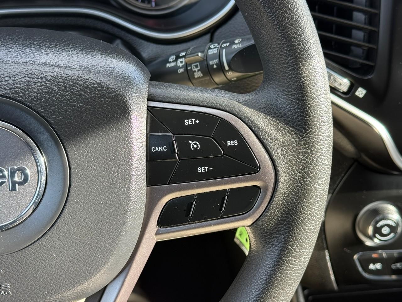 Jeep Cherokee Vehicle Full-screen Gallery Image 19