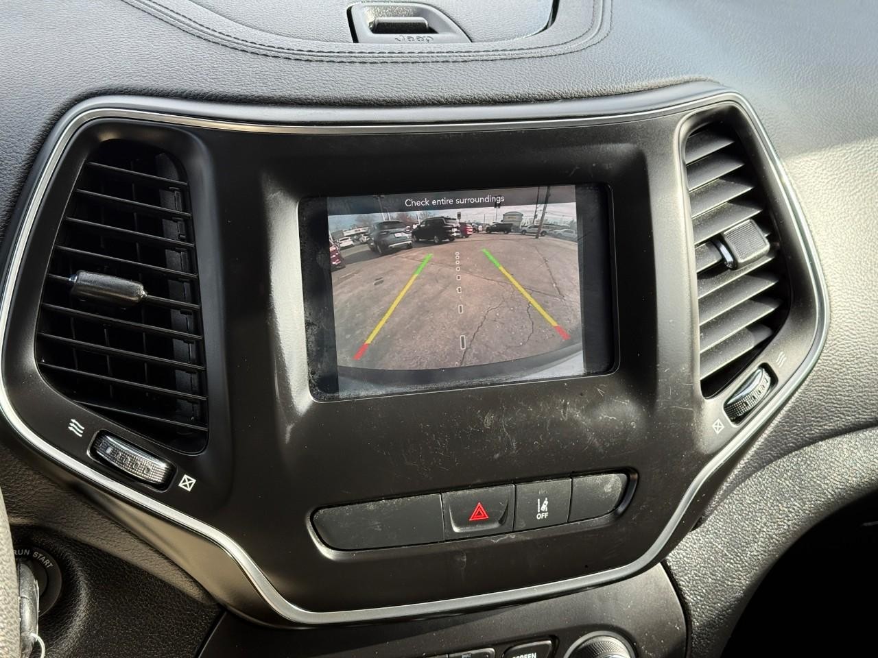 Jeep Cherokee Vehicle Full-screen Gallery Image 22