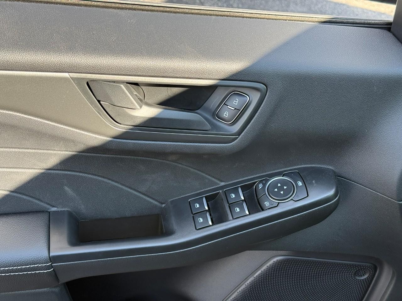 Ford Escape Vehicle Full-screen Gallery Image 11