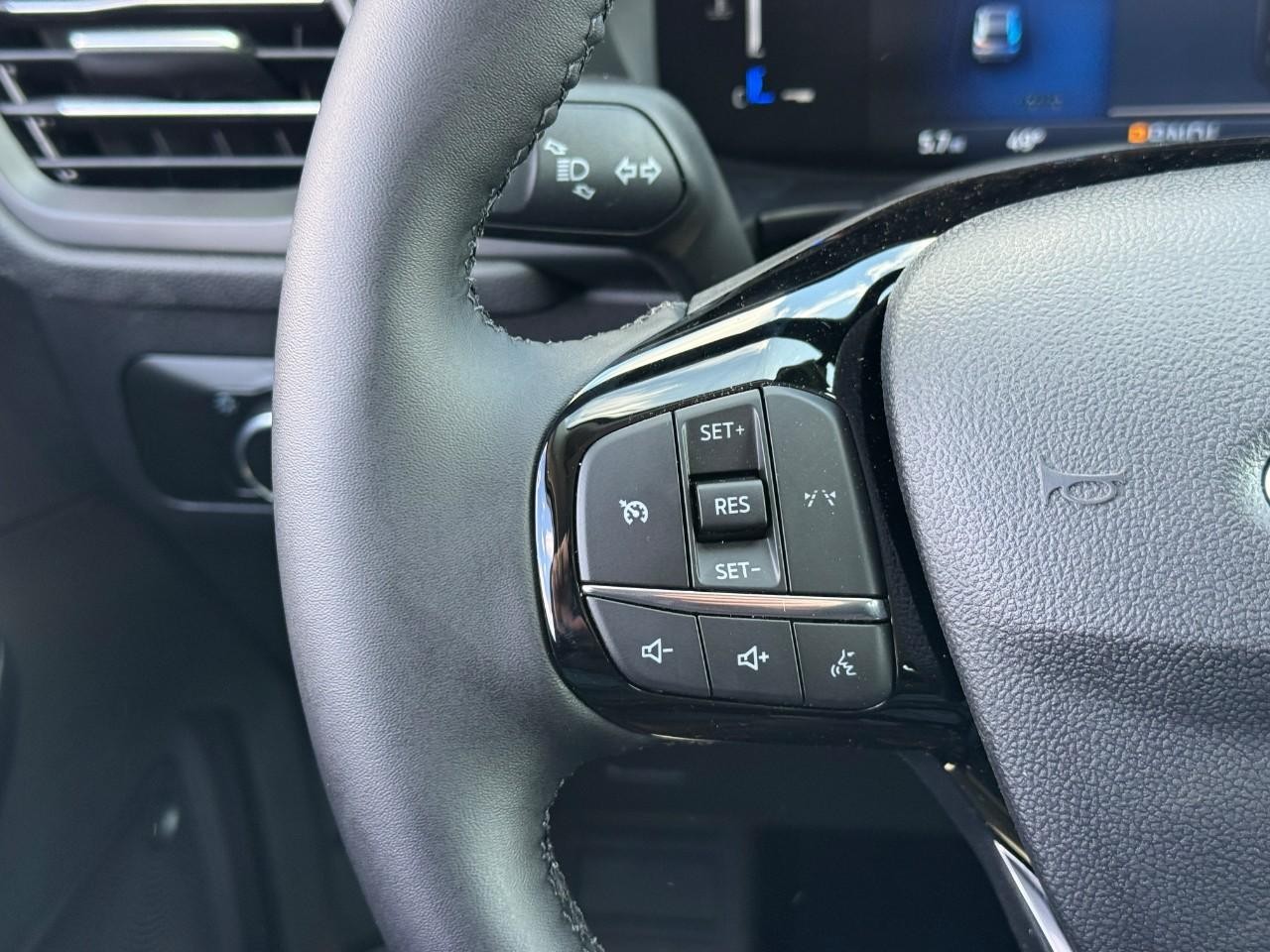 Ford Escape Vehicle Full-screen Gallery Image 13