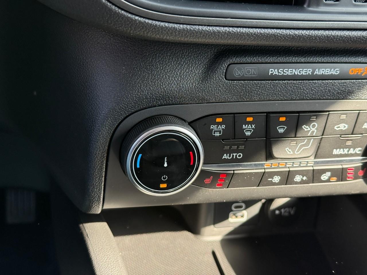 Ford Escape Vehicle Full-screen Gallery Image 16