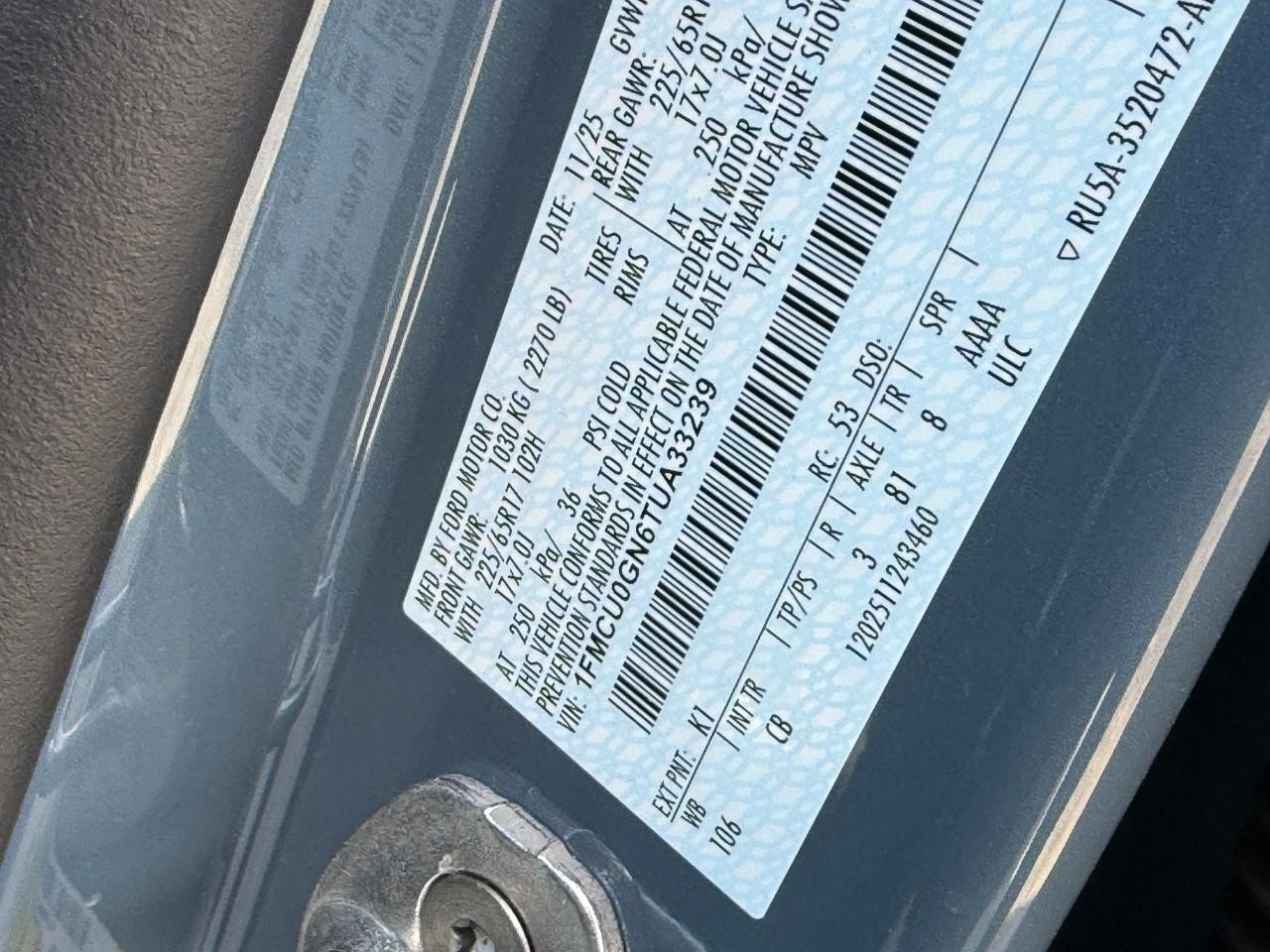 Ford Escape Vehicle Full-screen Gallery Image 18