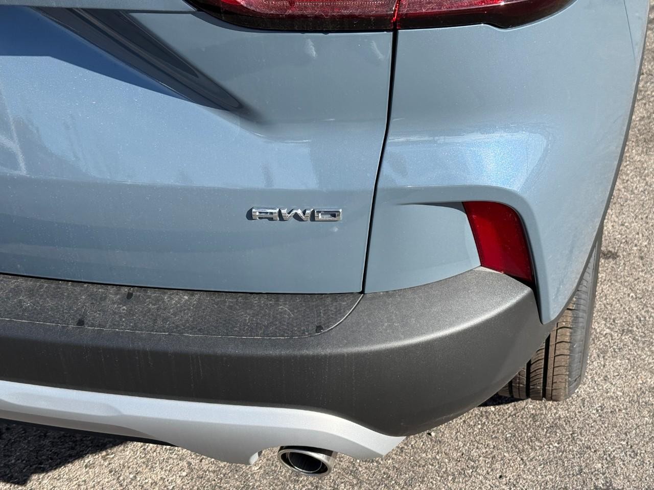 Ford Escape Vehicle Full-screen Gallery Image 03