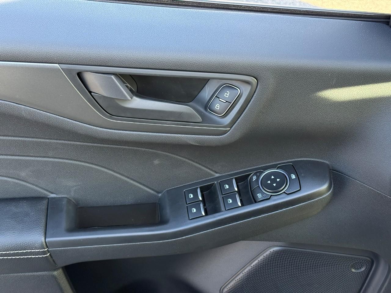 Ford Escape Vehicle Full-screen Gallery Image 10