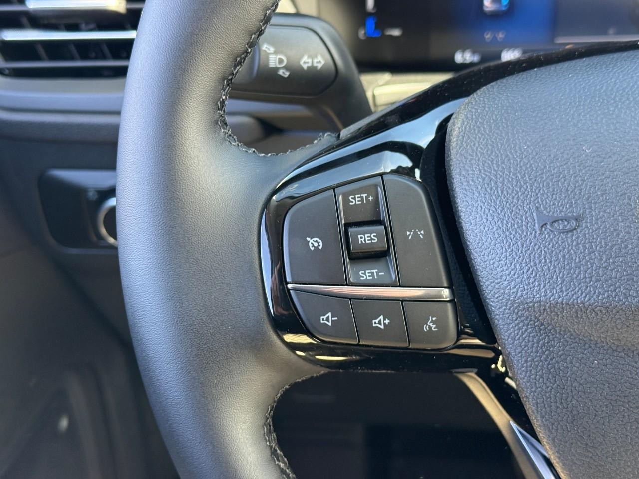 Ford Escape Vehicle Full-screen Gallery Image 12