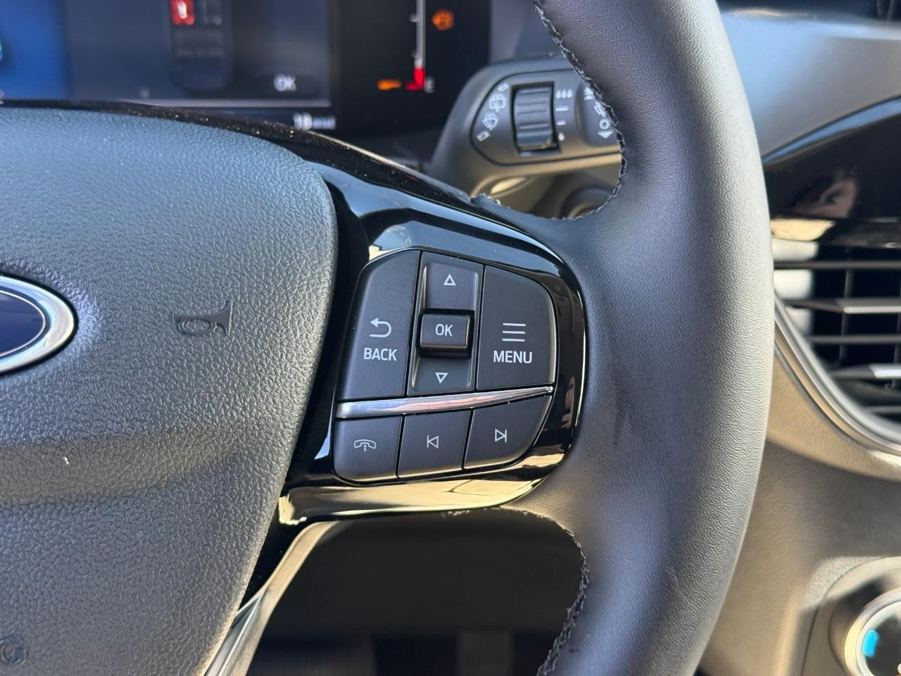 Ford Escape Vehicle Full-screen Gallery Image 13