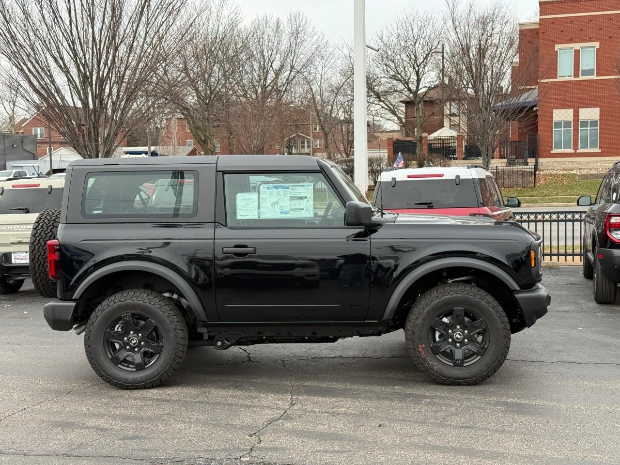 Ford Bronco Vehicle Full-screen Gallery Image 02