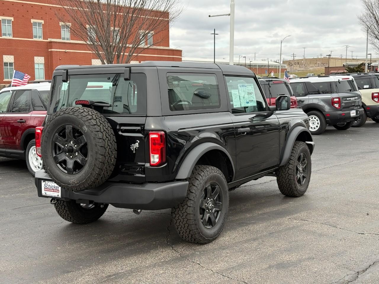 Ford Bronco Vehicle Full-screen Gallery Image 03