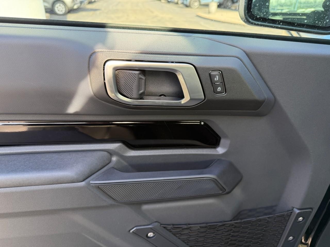 Ford Bronco Vehicle Full-screen Gallery Image 08