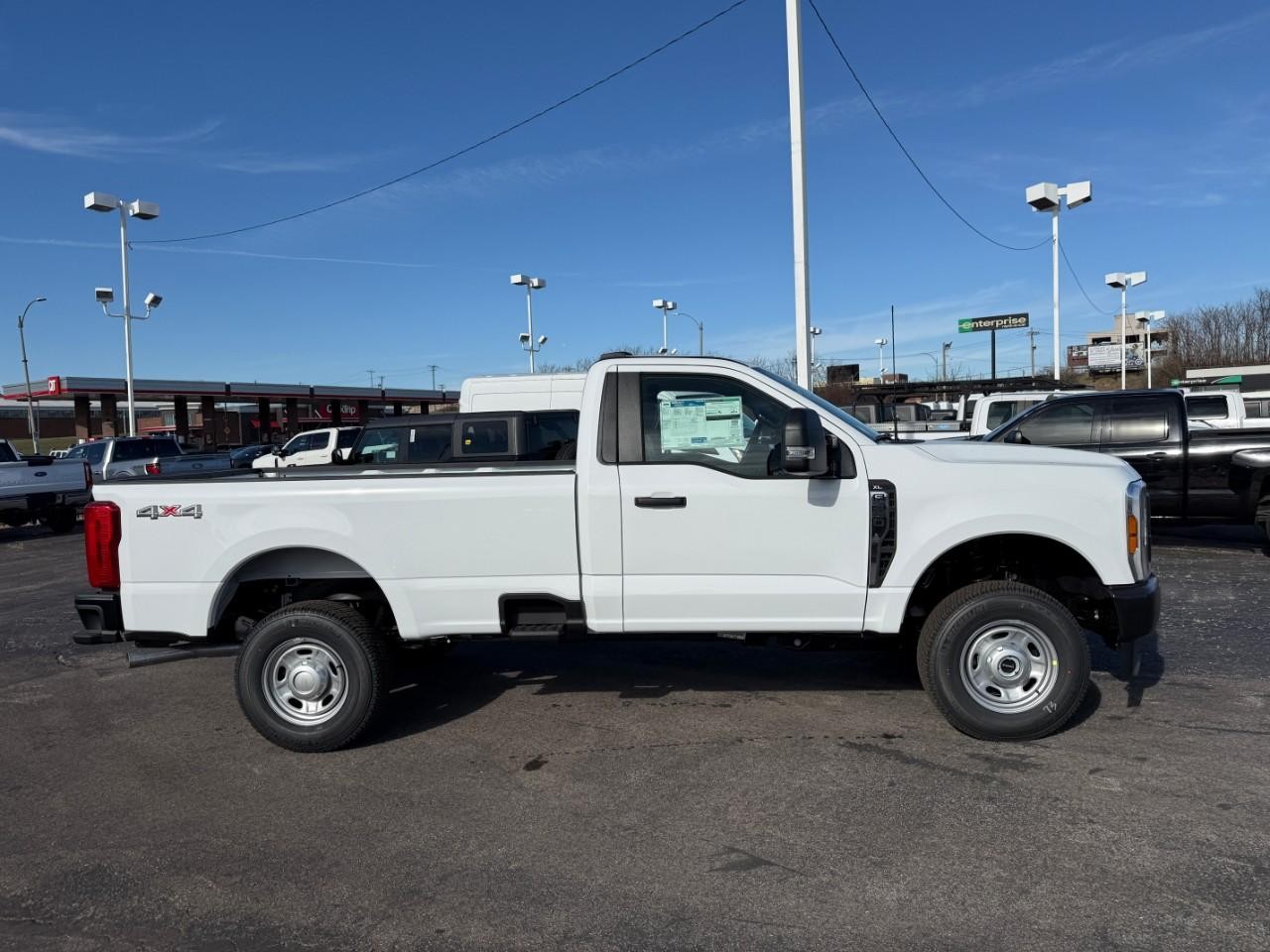 Ford Super Duty F-350 SRW Vehicle Full-screen Gallery Image 02