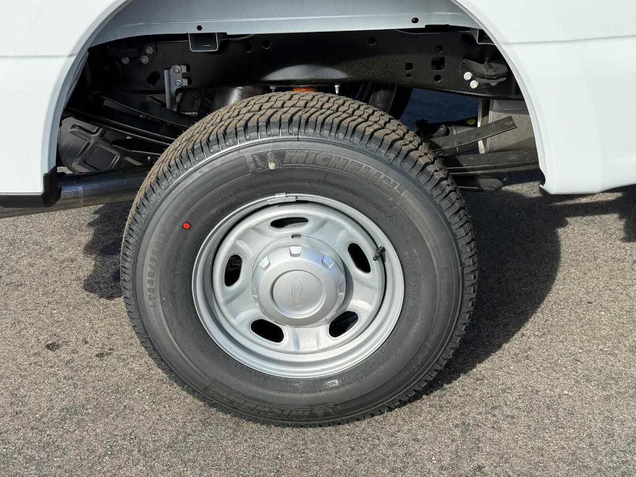 Ford Super Duty F-350 SRW Vehicle Full-screen Gallery Image 04