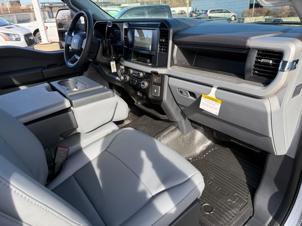 Ford Super Duty F-350 SRW Vehicle Full-screen Gallery Image 06