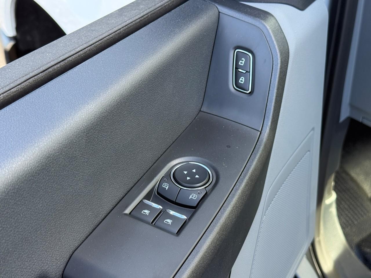 Ford Super Duty F-350 SRW Vehicle Full-screen Gallery Image 07