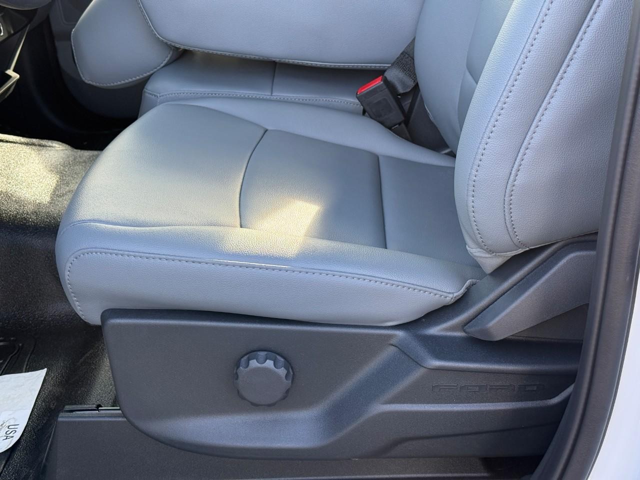 Ford Super Duty F-350 SRW Vehicle Full-screen Gallery Image 08