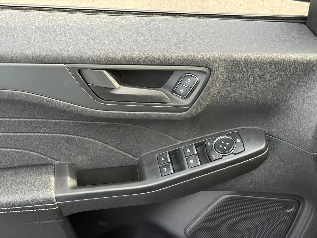 Ford Escape Vehicle Full-screen Gallery Image 11