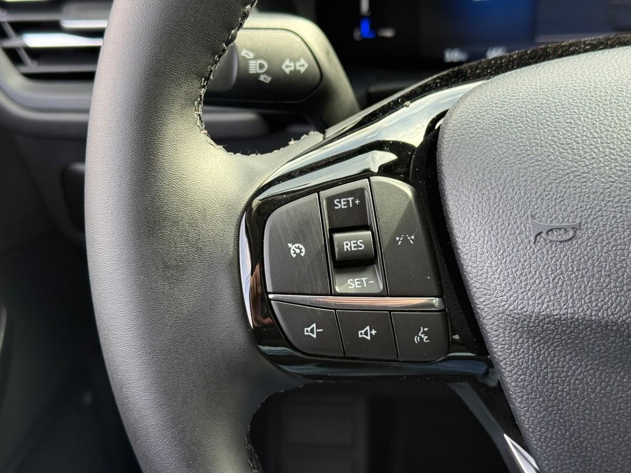 Ford Escape Vehicle Full-screen Gallery Image 14