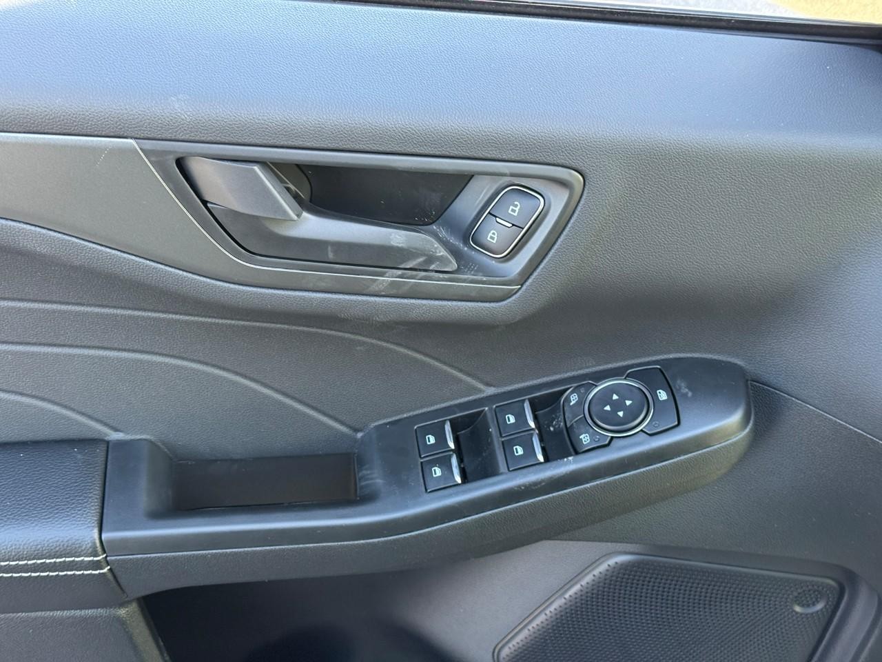 Ford Escape Vehicle Full-screen Gallery Image 11