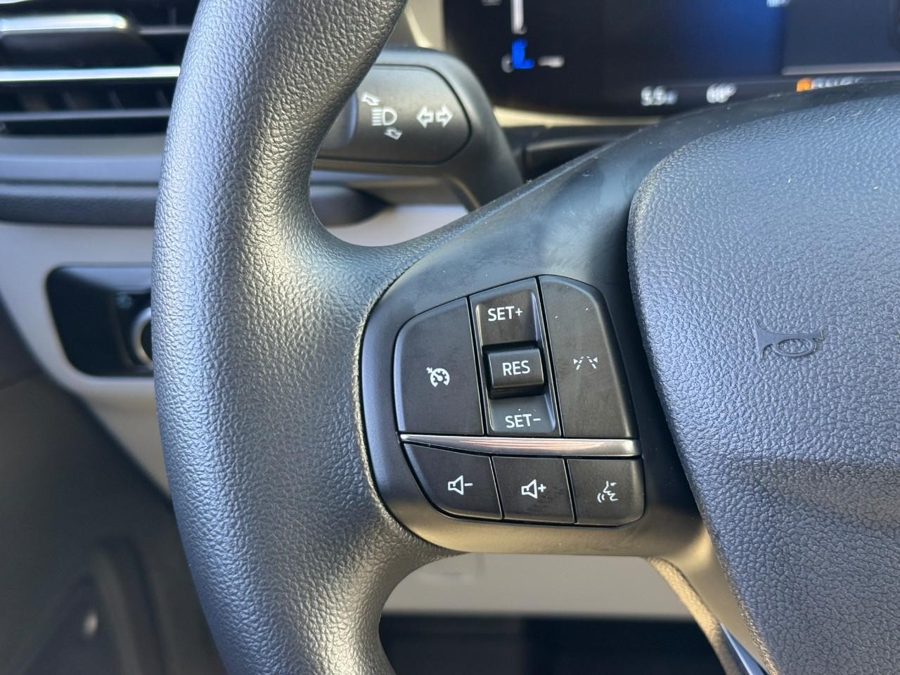 Ford Escape Vehicle Full-screen Gallery Image 13