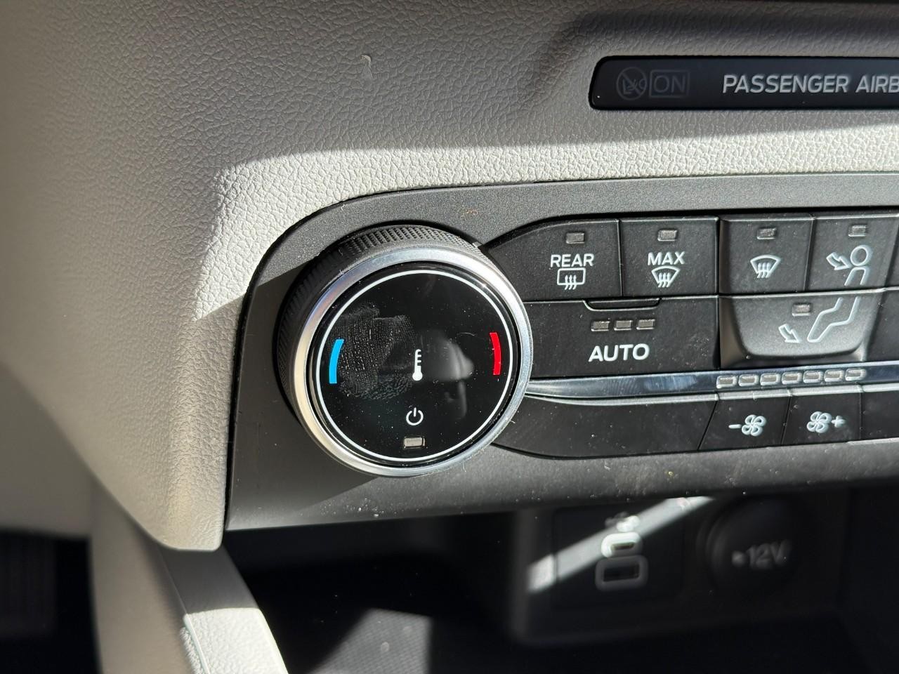 Ford Escape Vehicle Full-screen Gallery Image 16