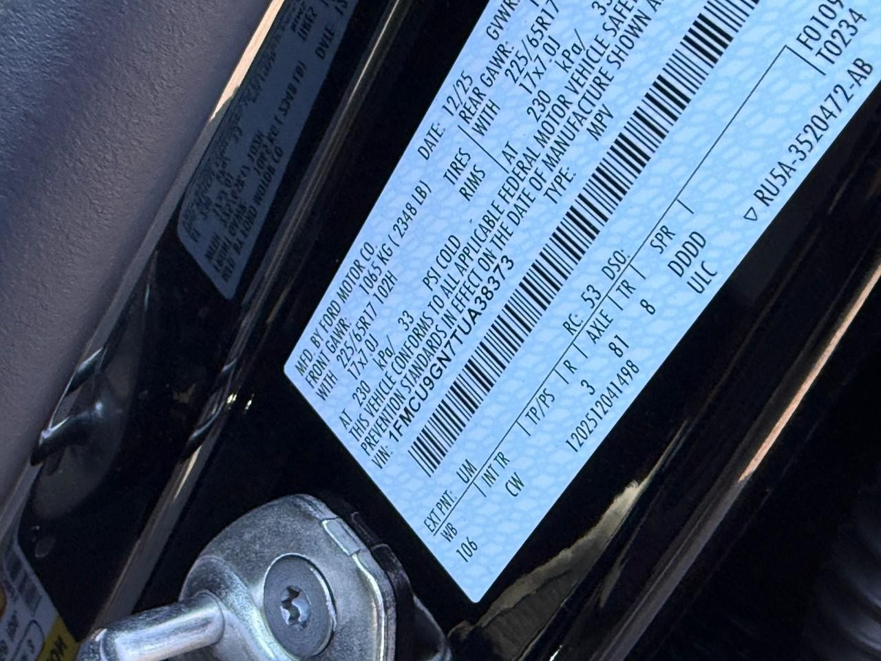 Ford Escape Vehicle Full-screen Gallery Image 18