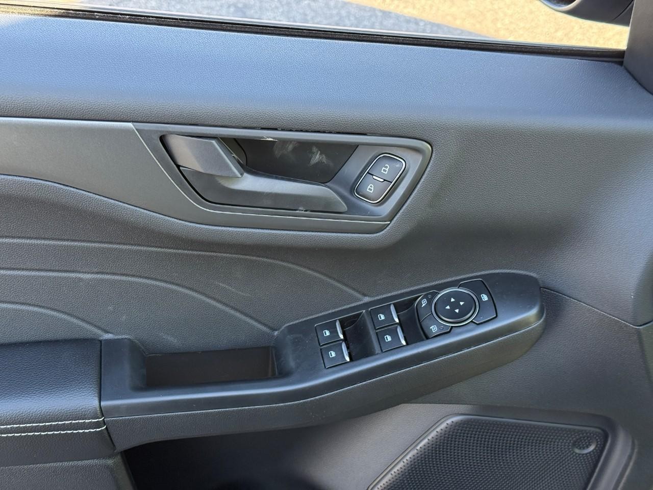 Ford Escape Vehicle Full-screen Gallery Image 10