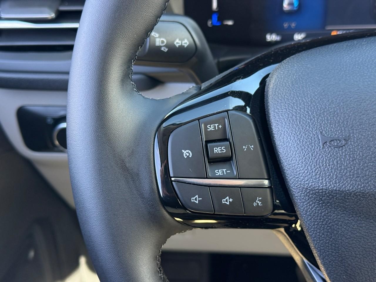 Ford Escape Vehicle Full-screen Gallery Image 13