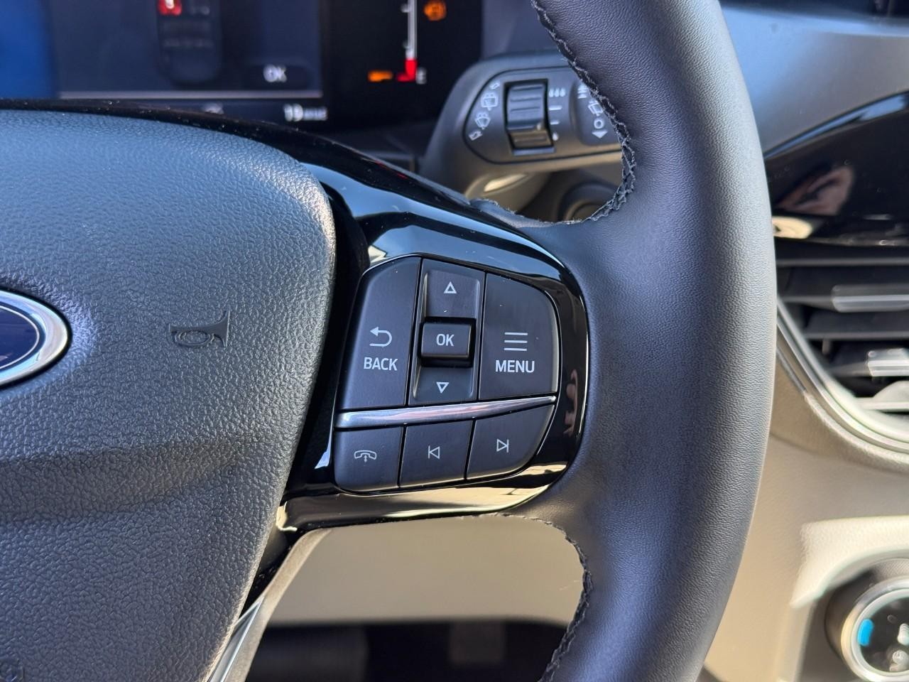 Ford Escape Vehicle Full-screen Gallery Image 14