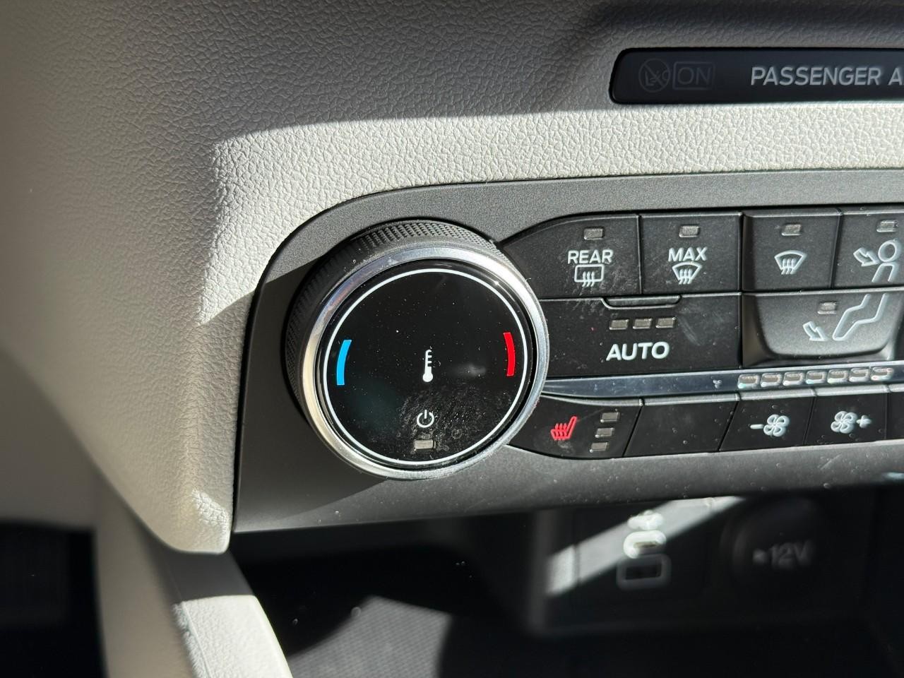 Ford Escape Vehicle Full-screen Gallery Image 16