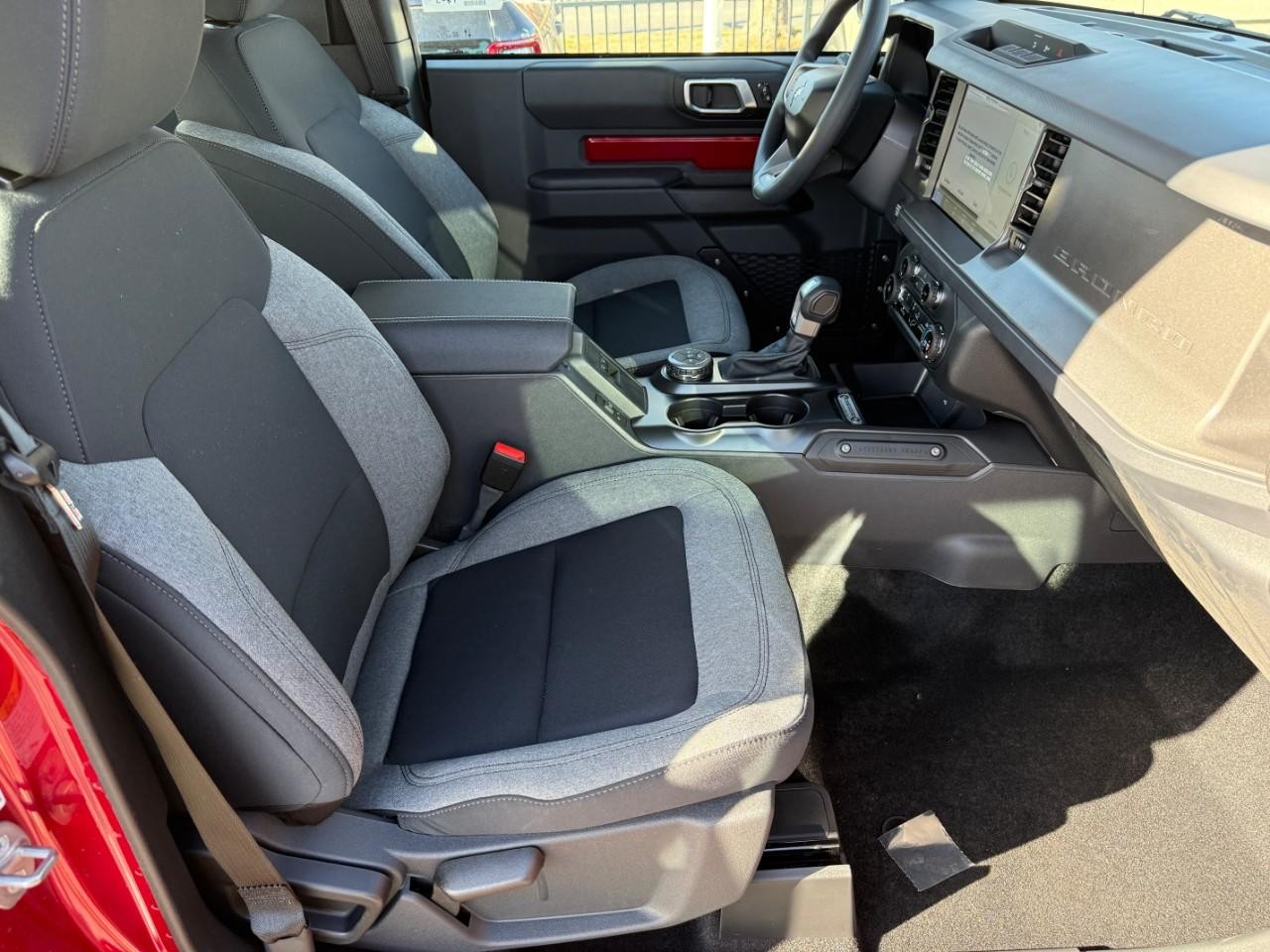 Ford Bronco Vehicle Full-screen Gallery Image 05