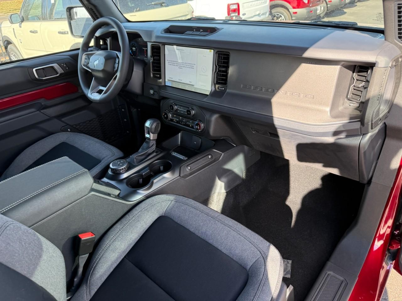 Ford Bronco Vehicle Full-screen Gallery Image 06