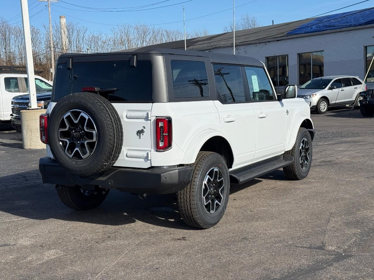 Ford Bronco Vehicle Full-screen Gallery Image 03
