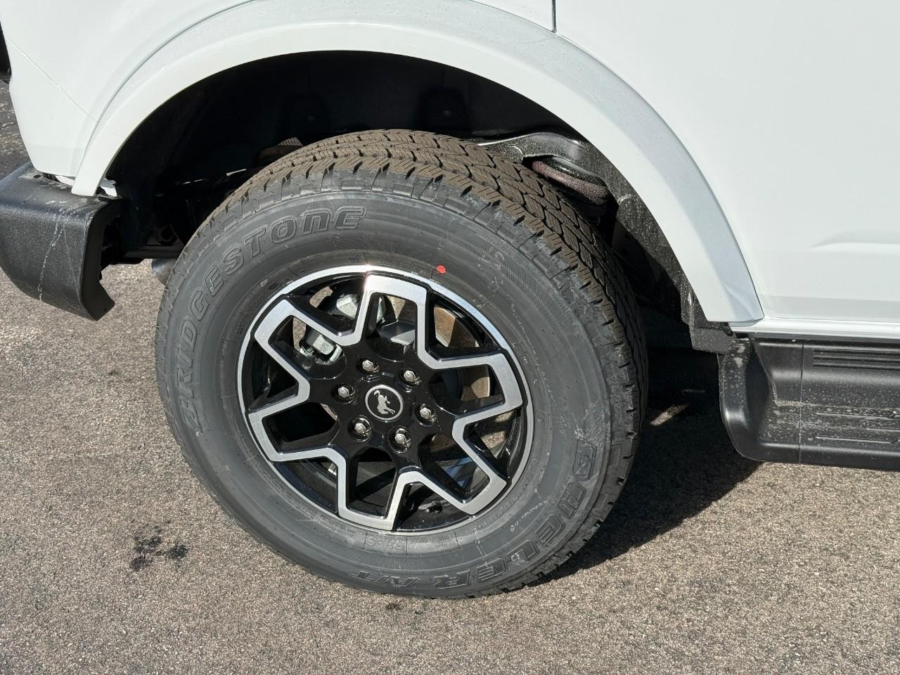 Ford Bronco Vehicle Full-screen Gallery Image 04