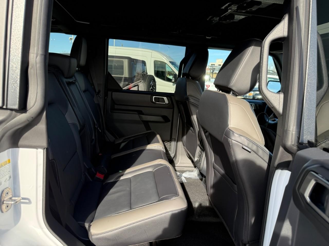 Ford Bronco Vehicle Full-screen Gallery Image 05