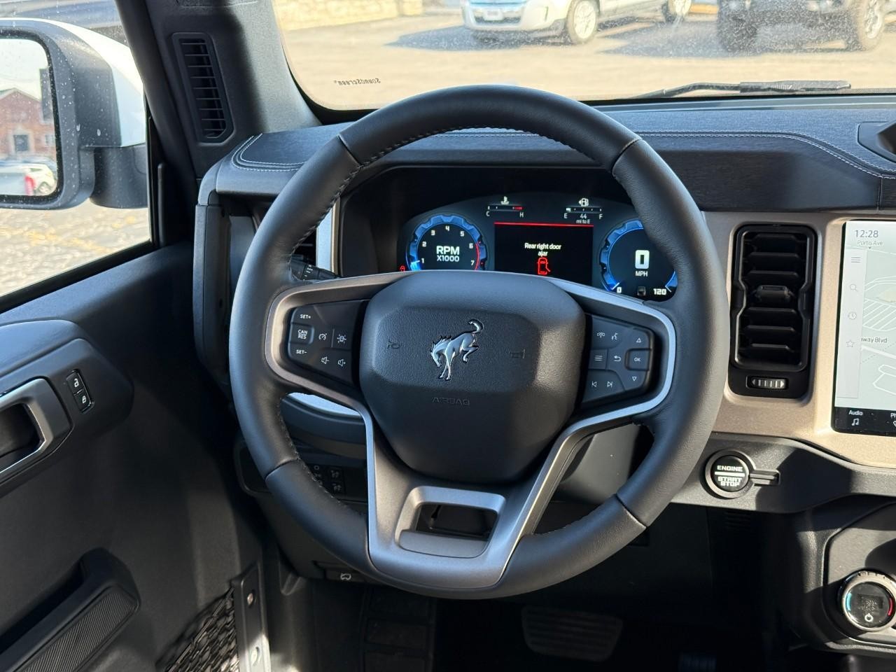 Ford Bronco Vehicle Full-screen Gallery Image 07