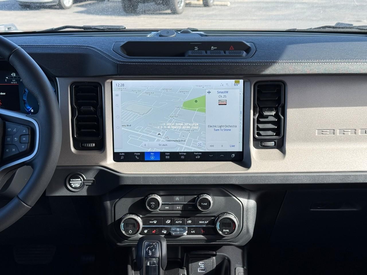 Ford Bronco Vehicle Full-screen Gallery Image 08