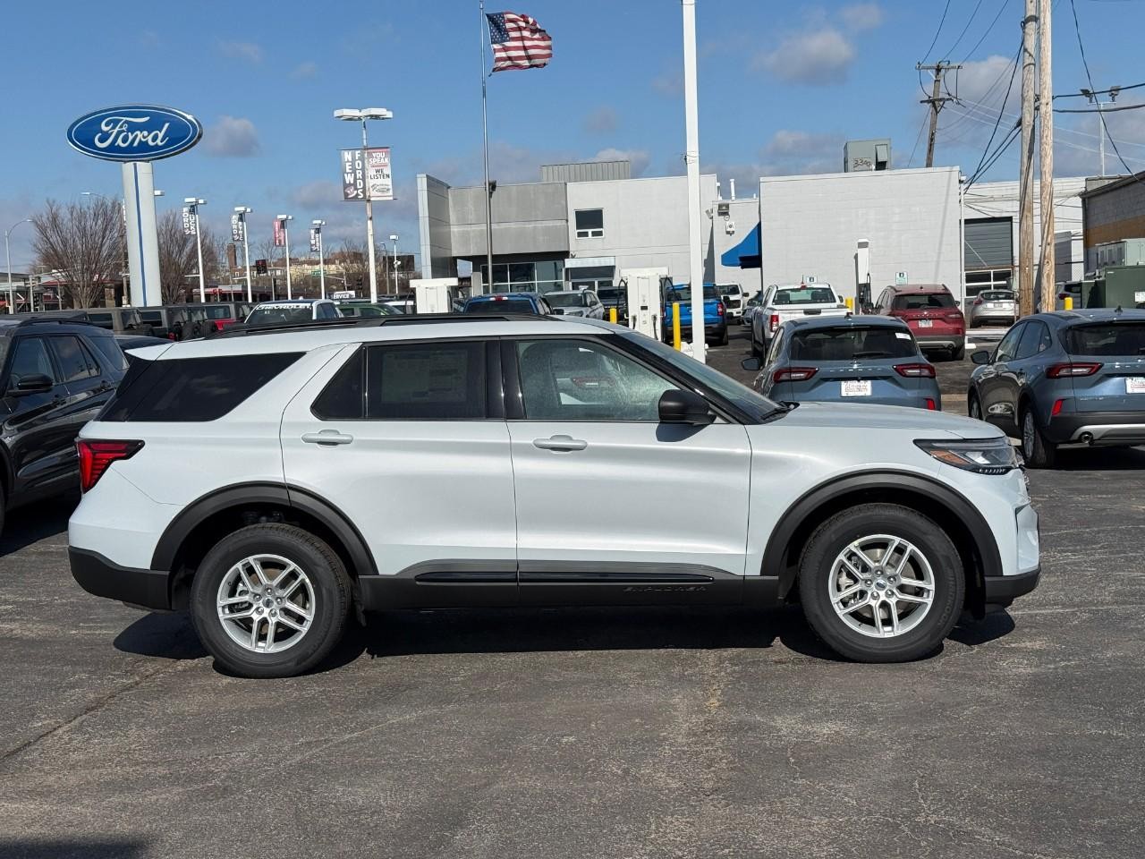 Ford Explorer Vehicle Full-screen Gallery Image 02