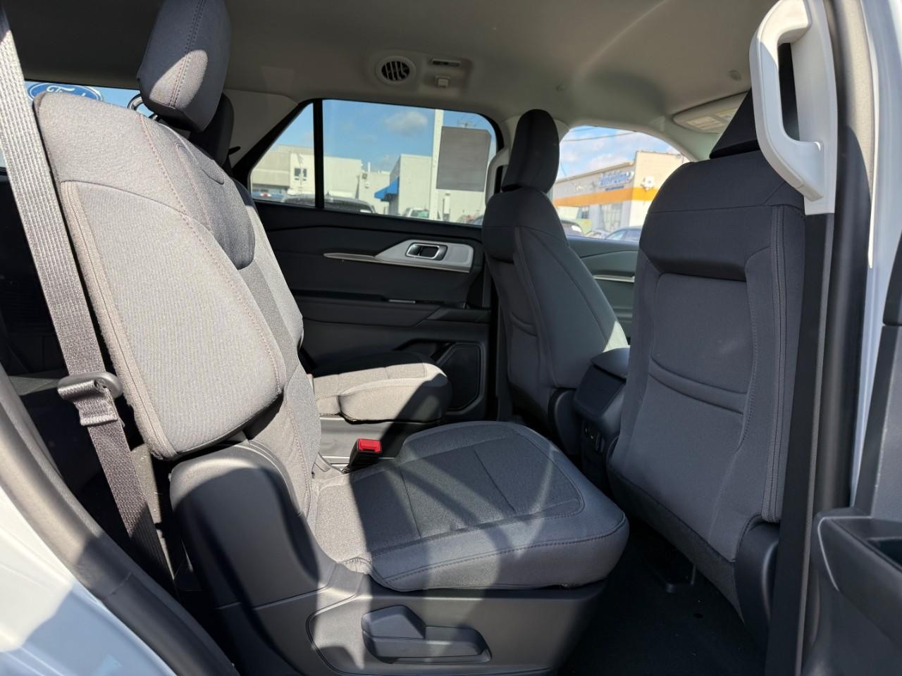 Ford Explorer Vehicle Full-screen Gallery Image 05