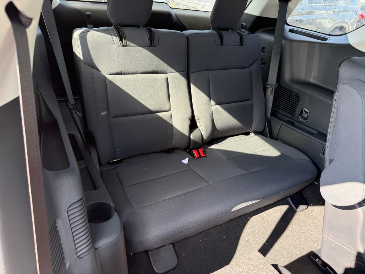 Ford Explorer Vehicle Full-screen Gallery Image 06