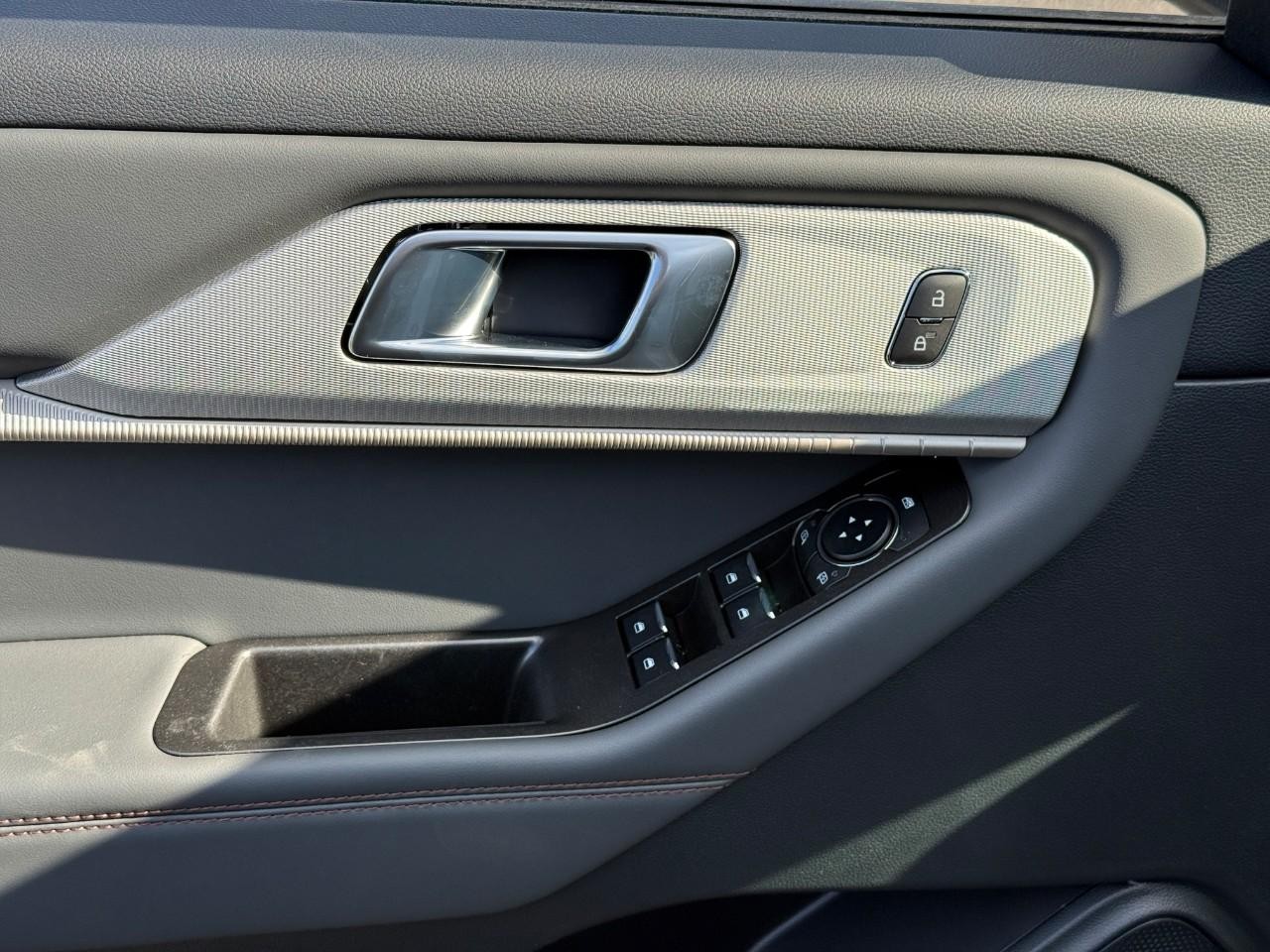 Ford Explorer Vehicle Full-screen Gallery Image 12