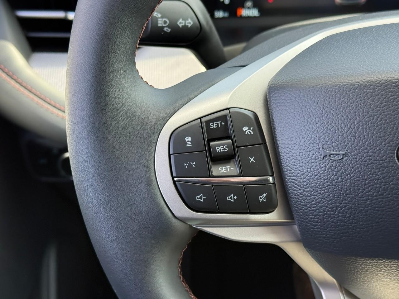 Ford Explorer Vehicle Full-screen Gallery Image 15