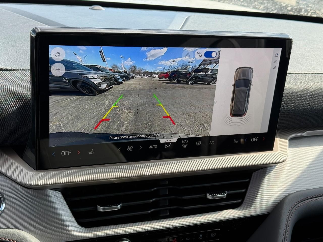 Ford Explorer Vehicle Full-screen Gallery Image 19