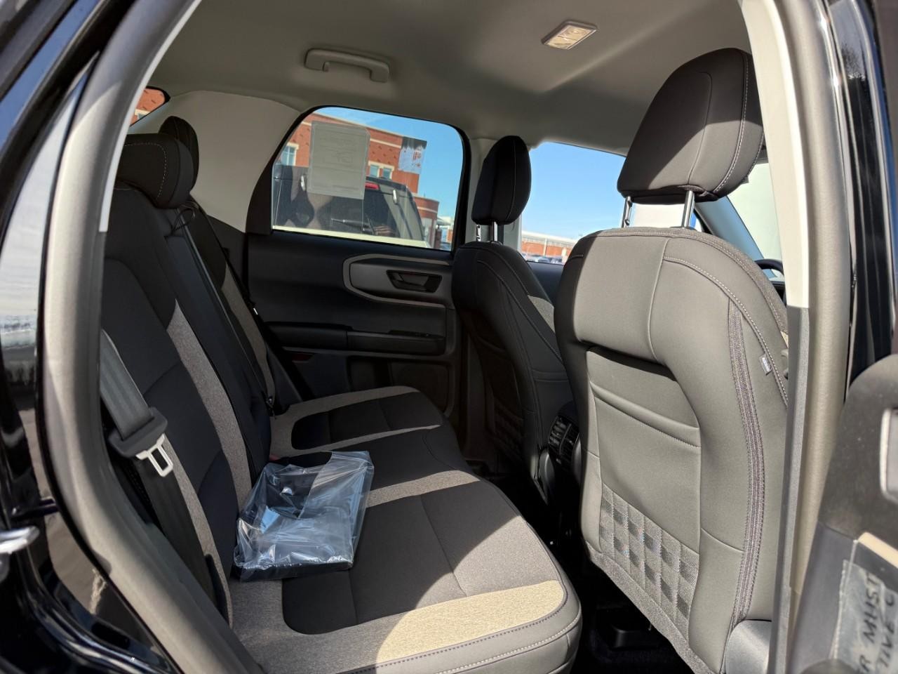 Ford Bronco Sport Vehicle Full-screen Gallery Image 06