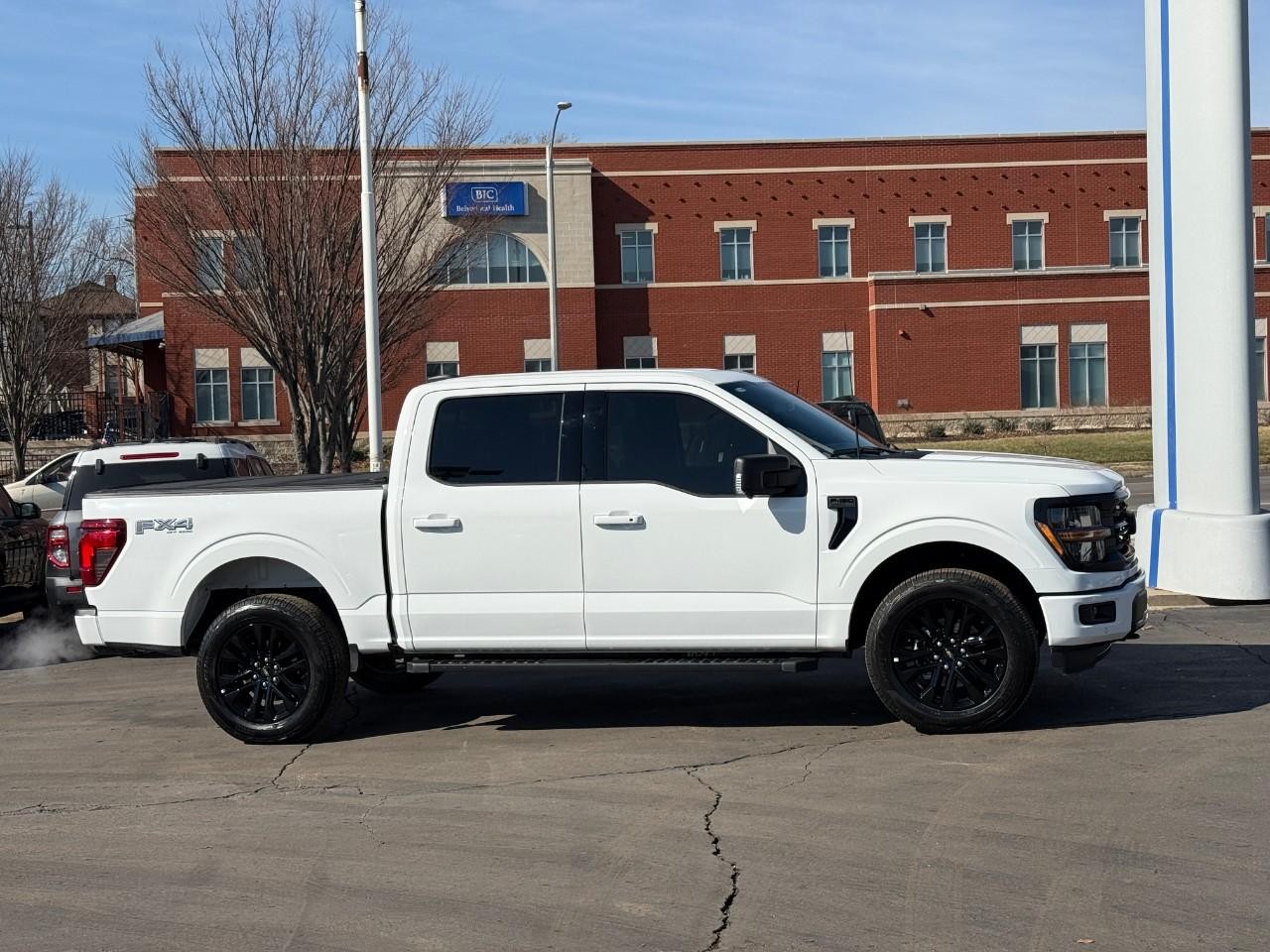 Ford F-150 Vehicle Full-screen Gallery Image 02