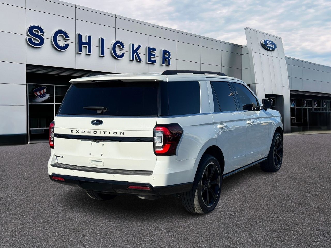 Ford Expedition Vehicle Full-screen Gallery Image 02