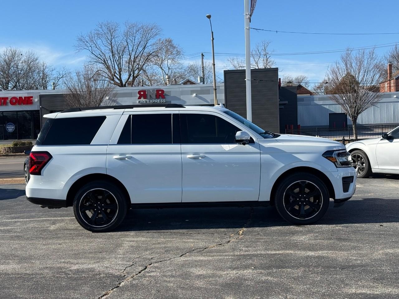 Ford Expedition Vehicle Full-screen Gallery Image 05