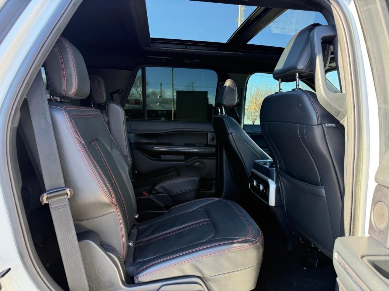 Ford Expedition Vehicle Full-screen Gallery Image 08