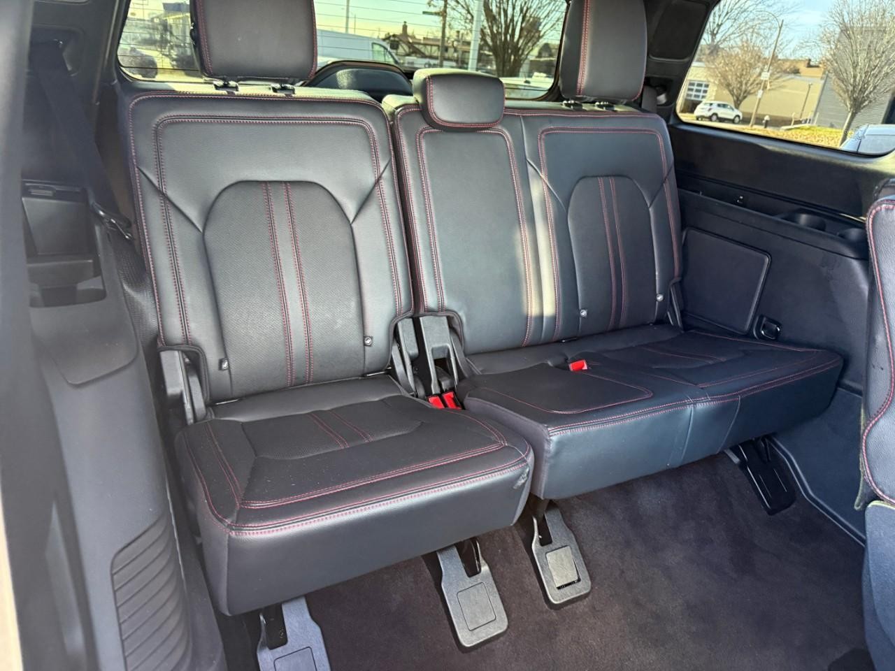 Ford Expedition Vehicle Full-screen Gallery Image 09