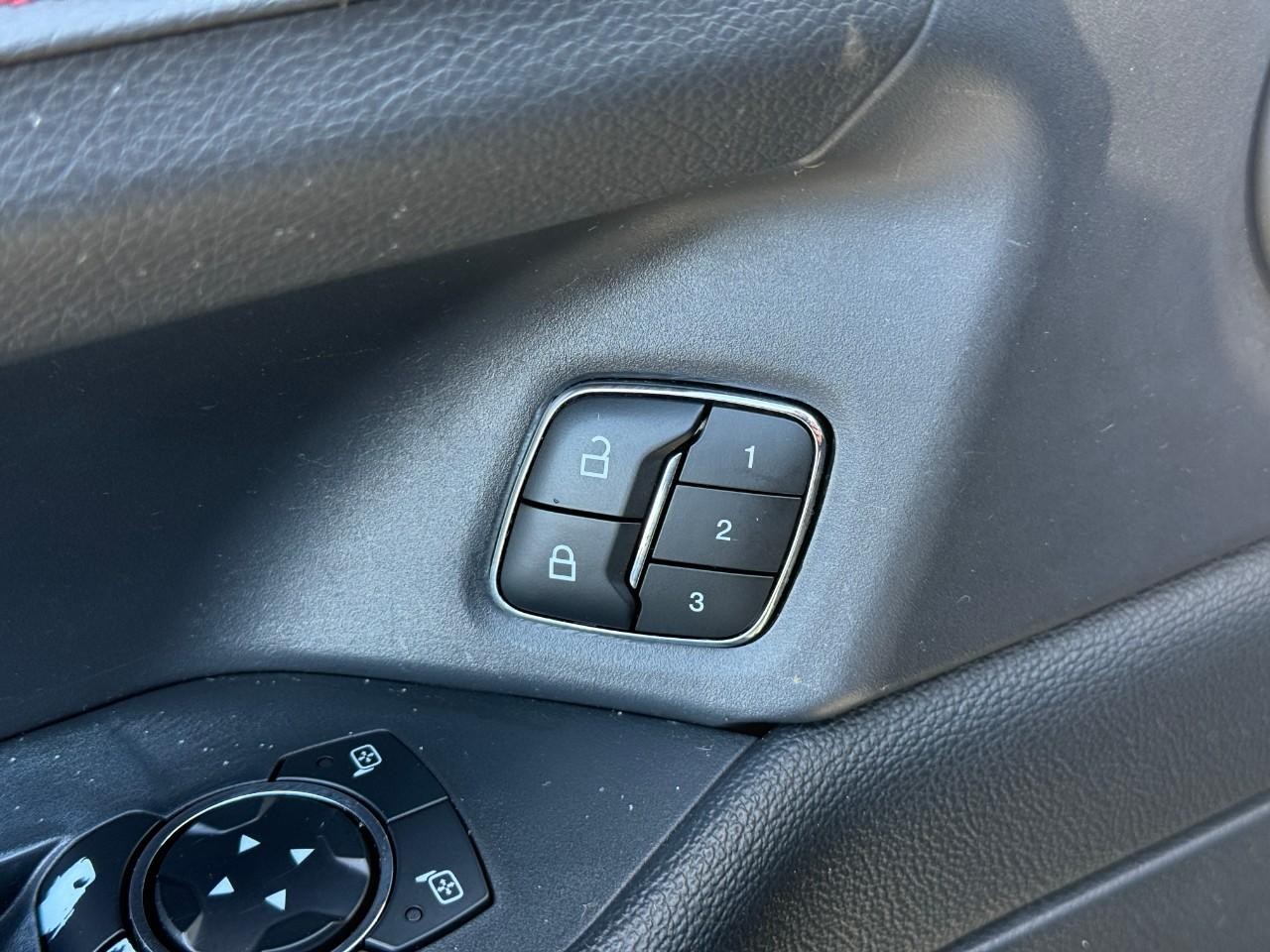 Ford Expedition Vehicle Full-screen Gallery Image 15