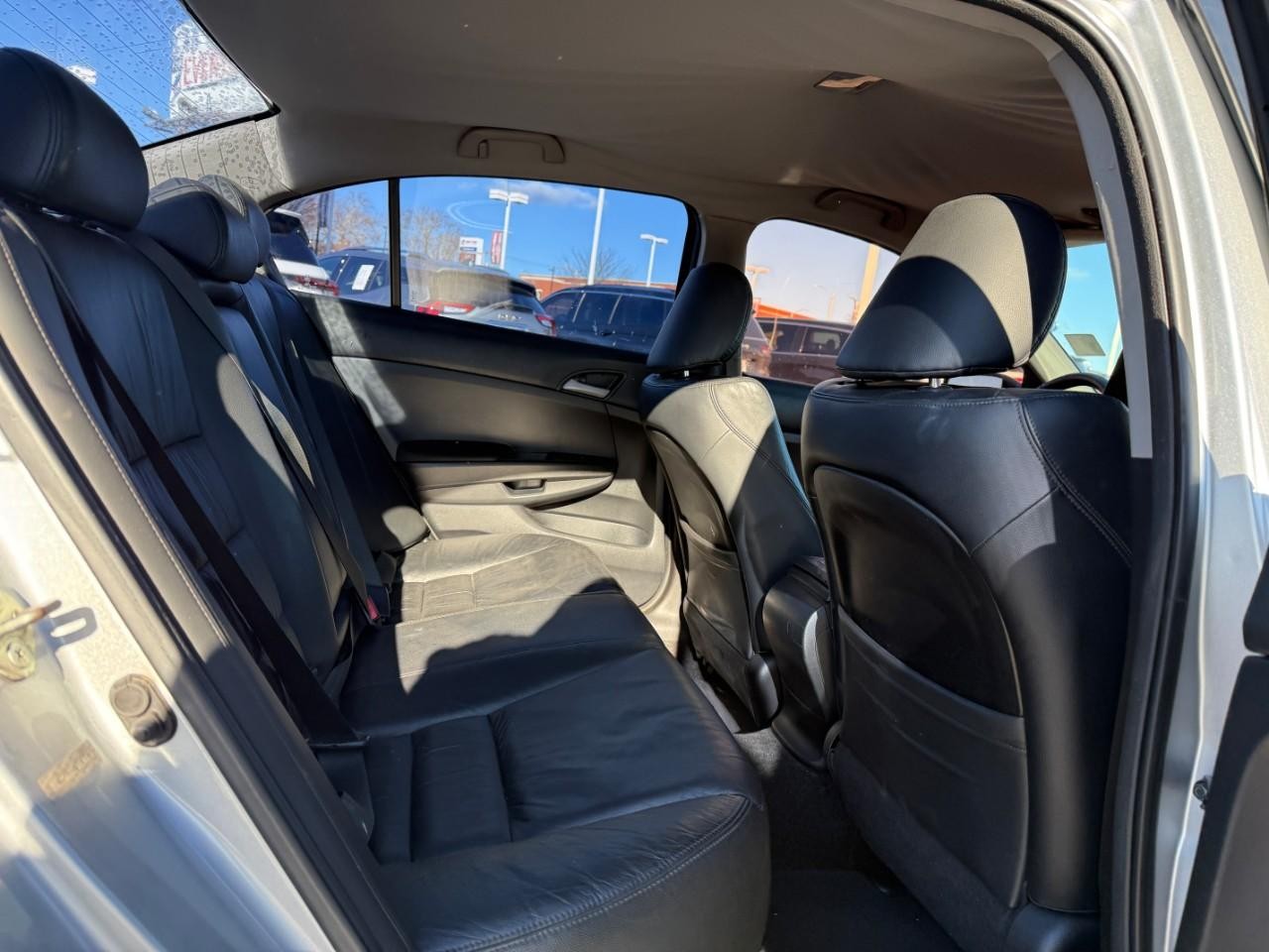 Honda Accord Sedan Vehicle Full-screen Gallery Image 08